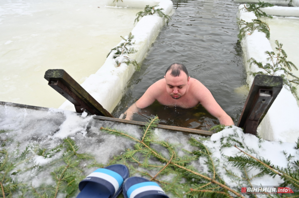Як вінничани на Водохреща у крижану ополонку пірнали: фото з різних куточків міста