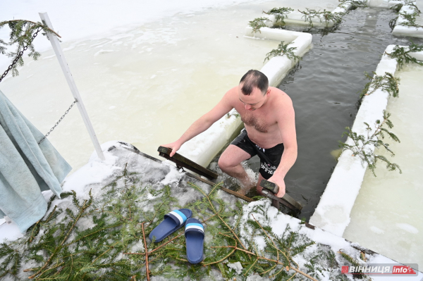 Як вінничани на Водохреща у крижану ополонку пірнали: фото з різних куточків міста
