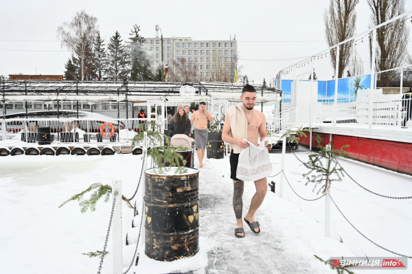 Як вінничани на Водохреща у крижану ополонку пірнали: фото з різних куточків міста