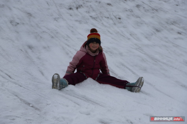 Гірки, санчата й дитячий сміх: фоторепортаж у Вінниці