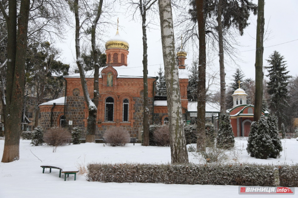 Гірки, санчата й дитячий сміх: фоторепортаж у Вінниці