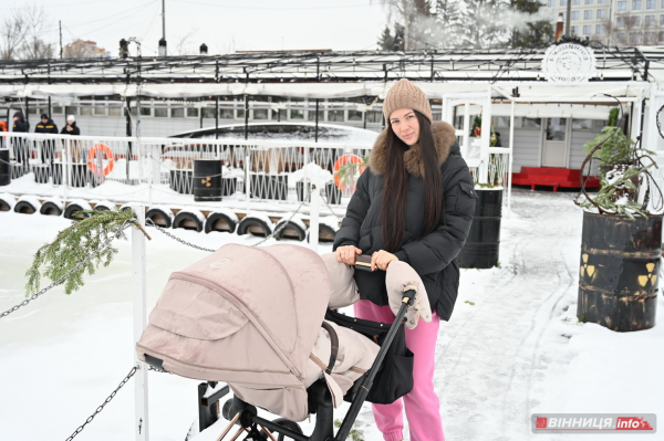 Як вінничани на Водохреща у крижану ополонку пірнали: фото з різних куточків міста