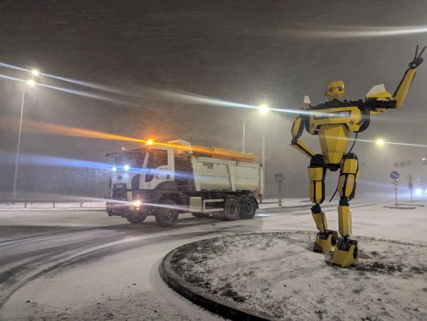 У Вінниці вночі від снігу розчищають вулиці, зупинки та посипають дороги У Вінниці вночі від снігу розчищають вулиці, зупинки та посипають дороги