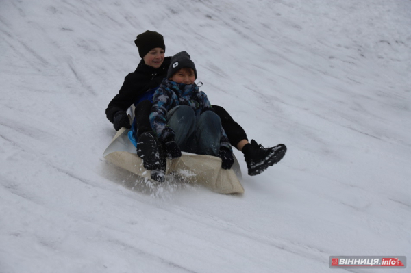 Гірки, санчата й дитячий сміх: фоторепортаж у Вінниці