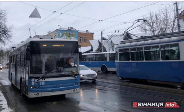 Через погодні умови у Вінниці змінився рух електротранспорту
