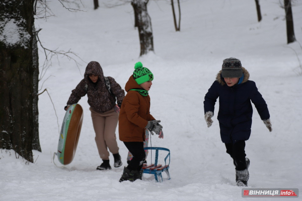 Гірки, санчата й дитячий сміх: фоторепортаж у Вінниці
