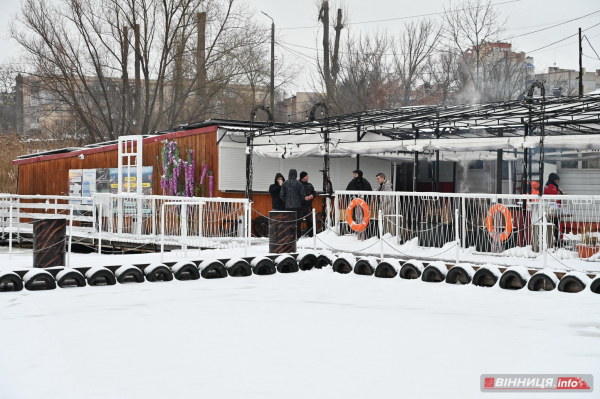 Як вінничани на Водохреща у крижану ополонку пірнали: фото з різних куточків міста
