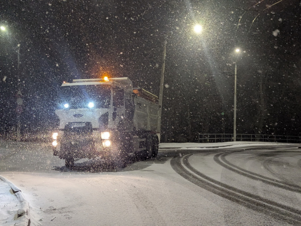 У Вінниці вночі від снігу розчищають вулиці, зупинки та посипають дороги У Вінниці вночі від снігу розчищають вулиці, зупинки та посипають дороги