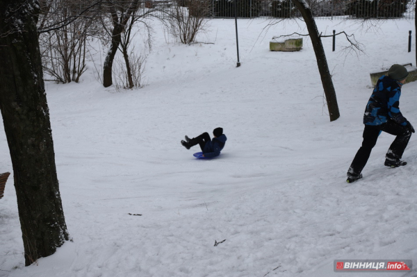 Гірки, санчата й дитячий сміх: фоторепортаж у Вінниці