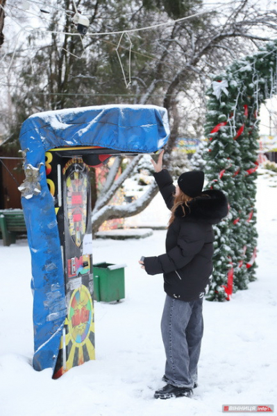 Гірки, санчата й дитячий сміх: фоторепортаж у Вінниці
