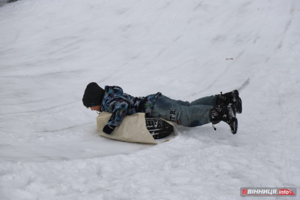 Гірки, санчата й дитячий сміх: фоторепортаж у Вінниці
