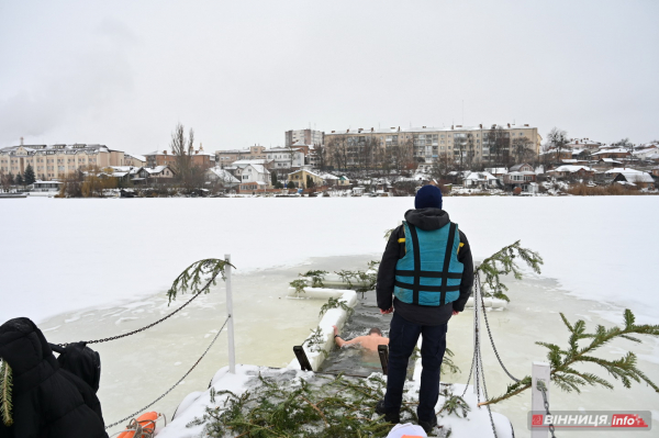 Як вінничани на Водохреща у крижану ополонку пірнали: фото з різних куточків міста