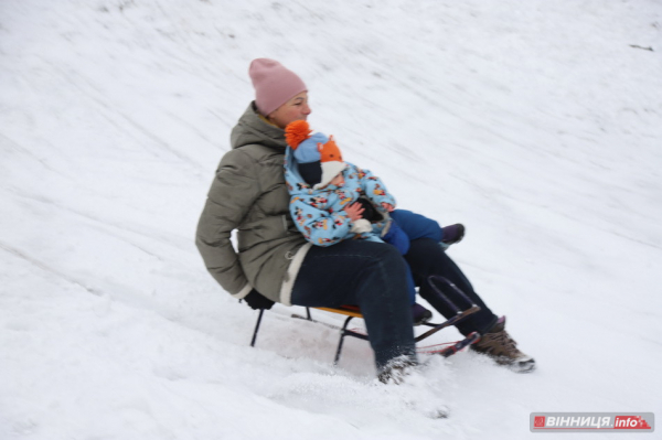 Гірки, санчата й дитячий сміх: фоторепортаж у Вінниці