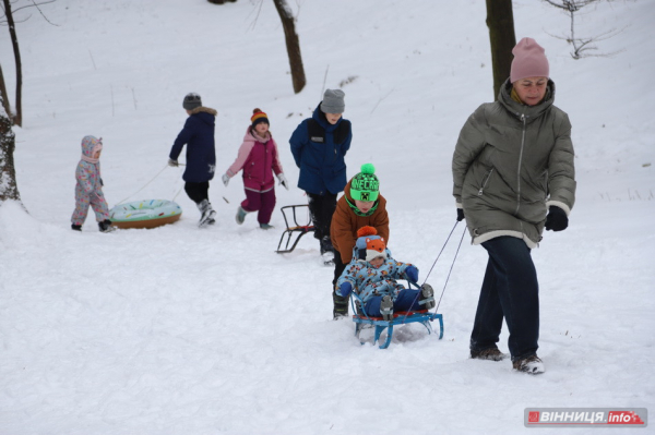 Гірки, санчата й дитячий сміх: фоторепортаж у Вінниці