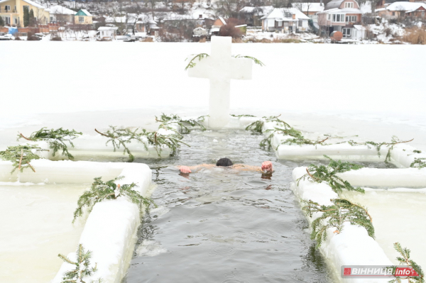 Як вінничани на Водохреща у крижану ополонку пірнали: фото з різних куточків міста