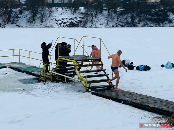 Як вінничани на Водохреща у крижану ополонку пірнали: фото з різних куточків міста
