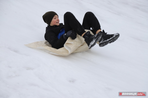Гірки, санчата й дитячий сміх: фоторепортаж у Вінниці
