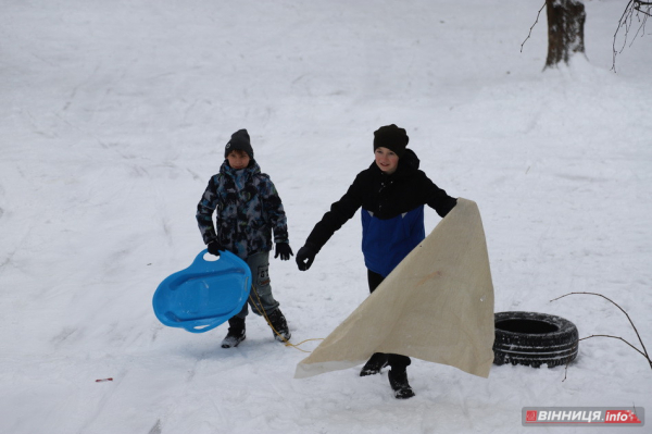 Гірки, санчата й дитячий сміх: фоторепортаж у Вінниці