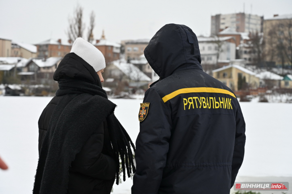 Як вінничани на Водохреща у крижану ополонку пірнали: фото з різних куточків міста