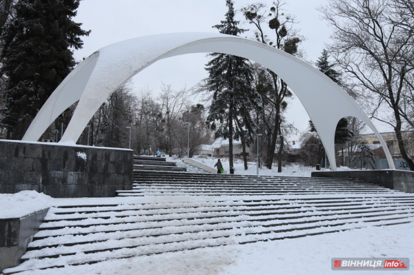 Гірки, санчата й дитячий сміх: фоторепортаж у Вінниці