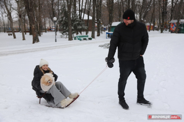 Гірки, санчата й дитячий сміх: фоторепортаж у Вінниці