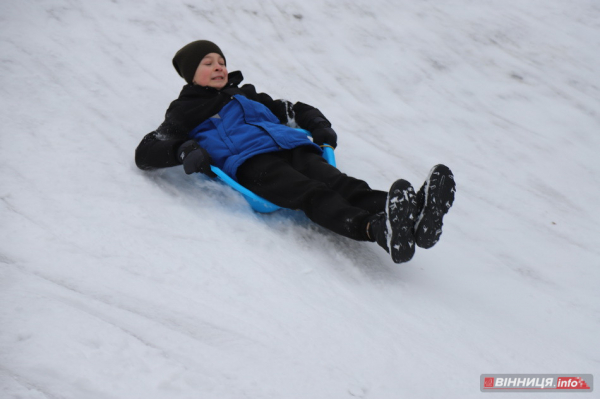 Гірки, санчата й дитячий сміх: фоторепортаж у Вінниці