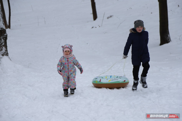 Гірки, санчата й дитячий сміх: фоторепортаж у Вінниці