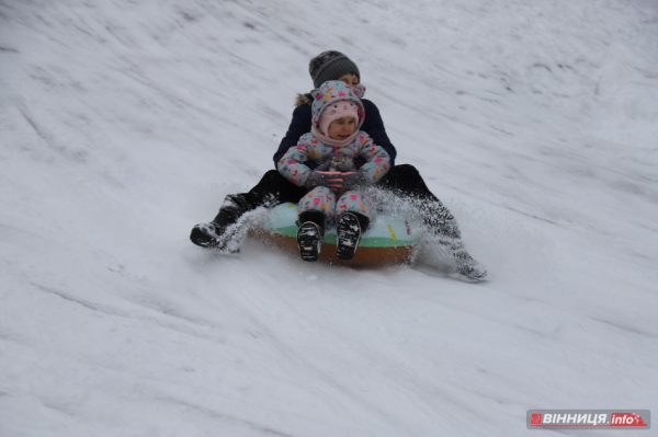 Гірки, санчата й дитячий сміх: фоторепортаж у Вінниці