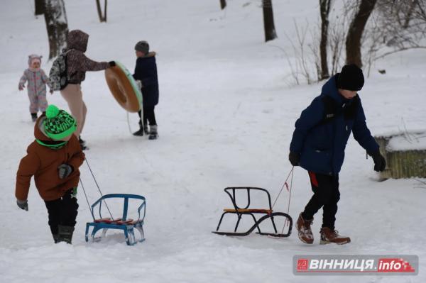Гірки, санчата й дитячий сміх: фоторепортаж у Вінниці