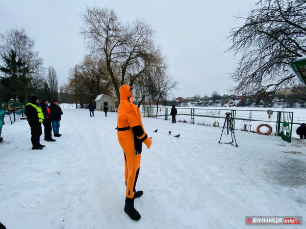 Як вінничани на Водохреща у крижану ополонку пірнали: фото з різних куточків міста