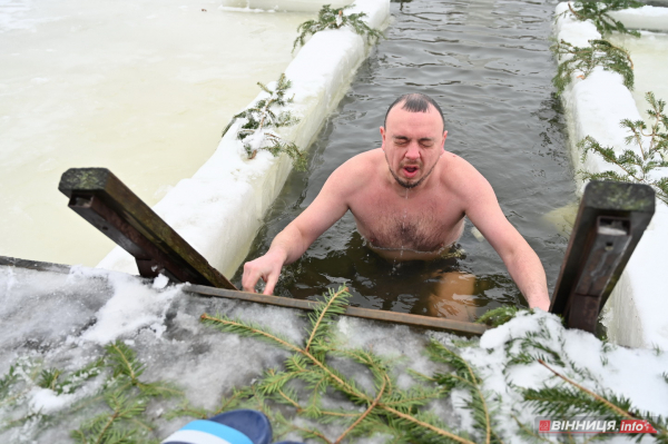 Як вінничани на Водохреща у крижану ополонку пірнали: фото з різних куточків міста