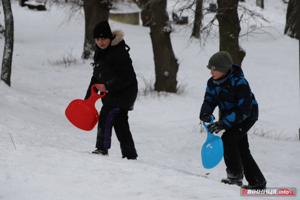 Гірки, санчата й дитячий сміх: фоторепортаж у Вінниці