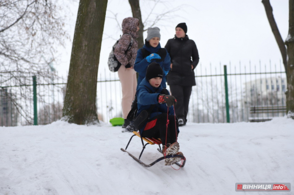 Гірки, санчата й дитячий сміх: фоторепортаж у Вінниці