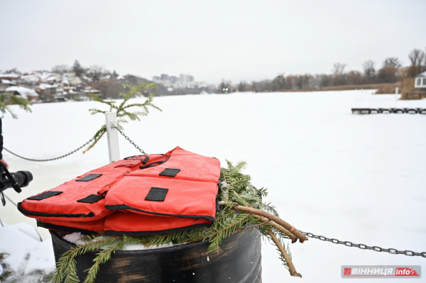 Як вінничани на Водохреща у крижану ополонку пірнали: фото з різних куточків міста