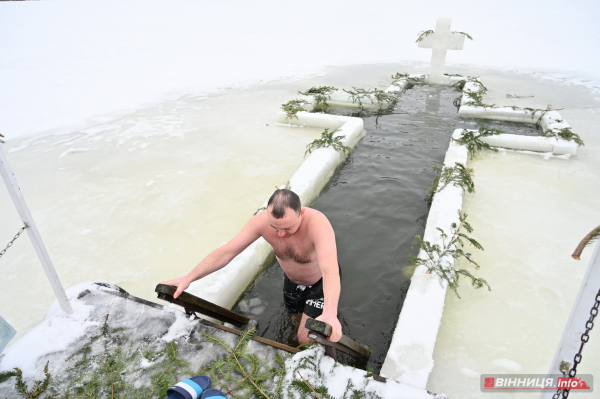 Як вінничани на Водохреща у крижану ополонку пірнали: фото з різних куточків міста