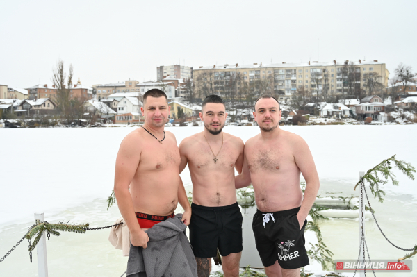 Як вінничани на Водохреща у крижану ополонку пірнали: фото з різних куточків міста