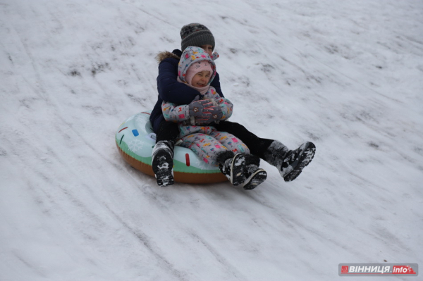 Гірки, санчата й дитячий сміх: фоторепортаж у Вінниці