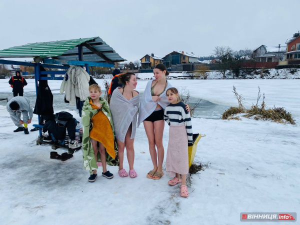 Як вінничани на Водохреща у крижану ополонку пірнали: фото з різних куточків міста