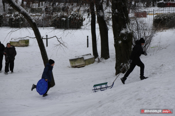 Гірки, санчата й дитячий сміх: фоторепортаж у Вінниці