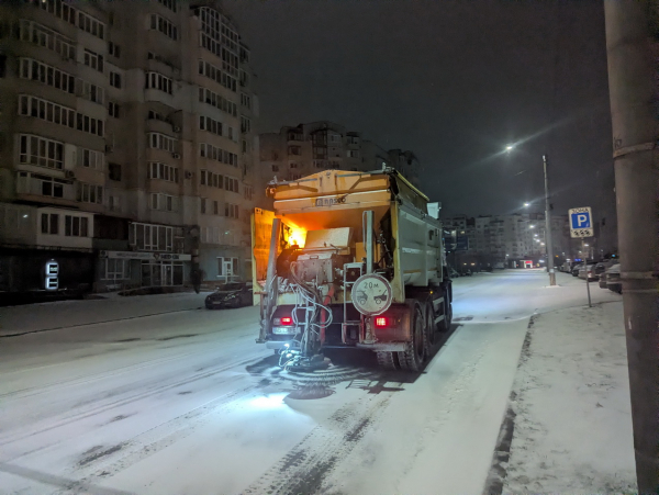 У Вінниці вночі від снігу розчищають вулиці, зупинки та посипають дороги У Вінниці вночі від снігу розчищають вулиці, зупинки та посипають дороги