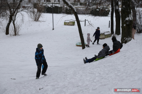 Гірки, санчата й дитячий сміх: фоторепортаж у Вінниці