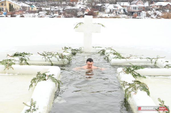 Як вінничани на Водохреща у крижану ополонку пірнали: фото з різних куточків міста
