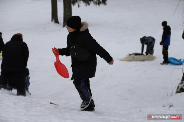 Гірки, санчата й дитячий сміх: фоторепортаж у Вінниці
