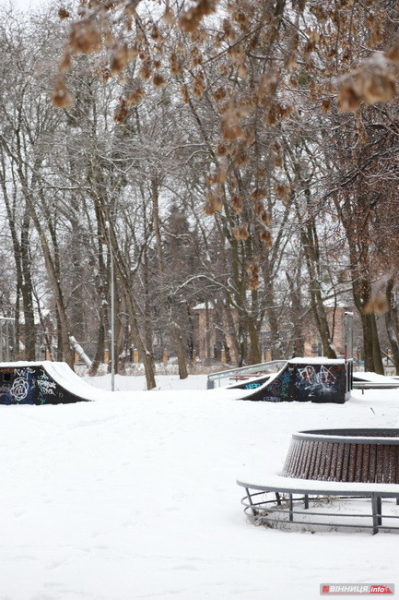 Гірки, санчата й дитячий сміх: фоторепортаж у Вінниці