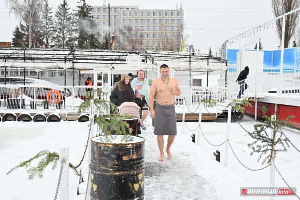 Як вінничани на Водохреща у крижану ополонку пірнали: фото з різних куточків міста