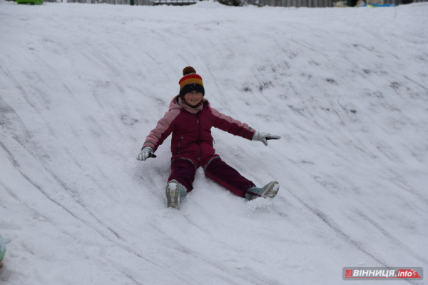 Гірки, санчата й дитячий сміх: фоторепортаж у Вінниці