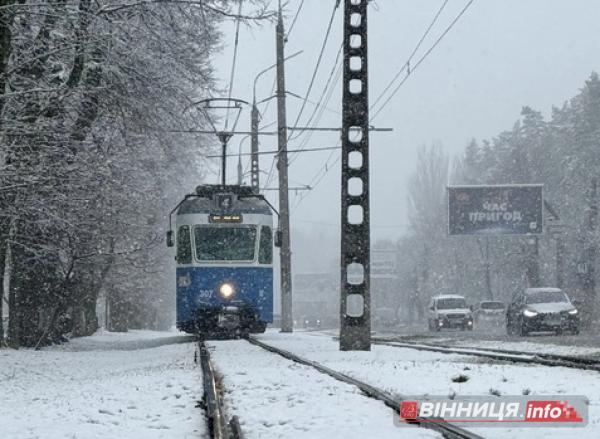 Через обледеніння для трамваїв і тролейбусів Вінниці зробили інтервальний рух Через обледеніння для трамваїв і тролейбусів Вінниці зробили інтервальний рух