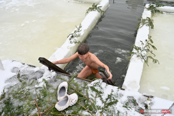 Як вінничани на Водохреща у крижану ополонку пірнали: фото з різних куточків міста
