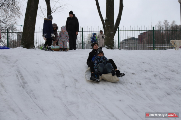 Гірки, санчата й дитячий сміх: фоторепортаж у Вінниці