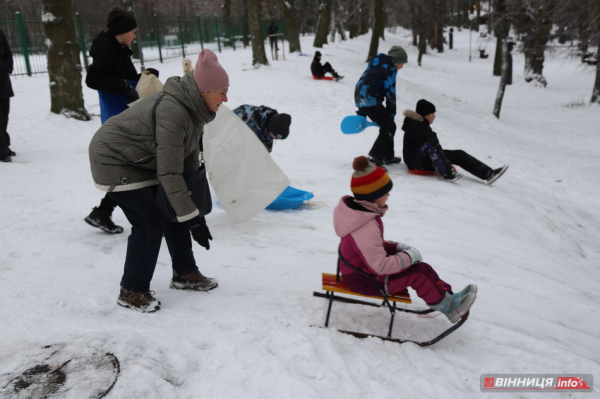 Гірки, санчата й дитячий сміх: фоторепортаж у Вінниці